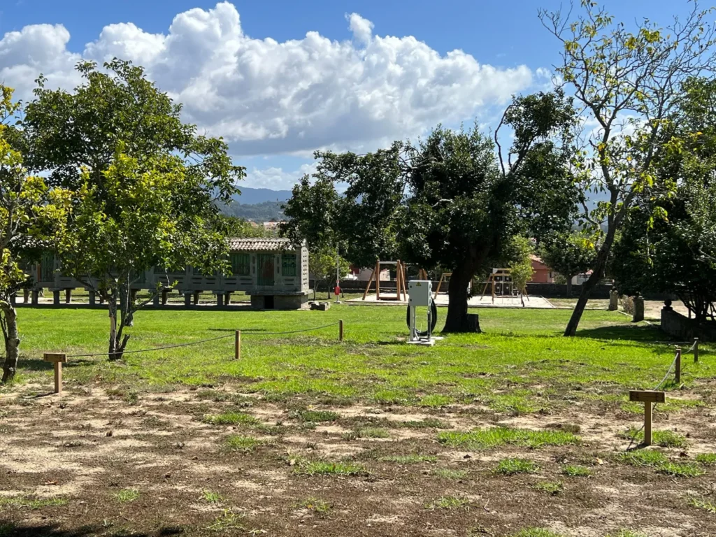 Plaza con luz en Ledicia Camper Park