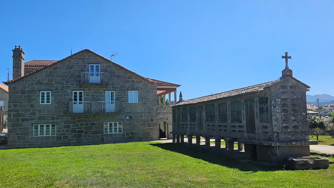 Pazo y hórreo de Ledicia Camper Park en Nigrán