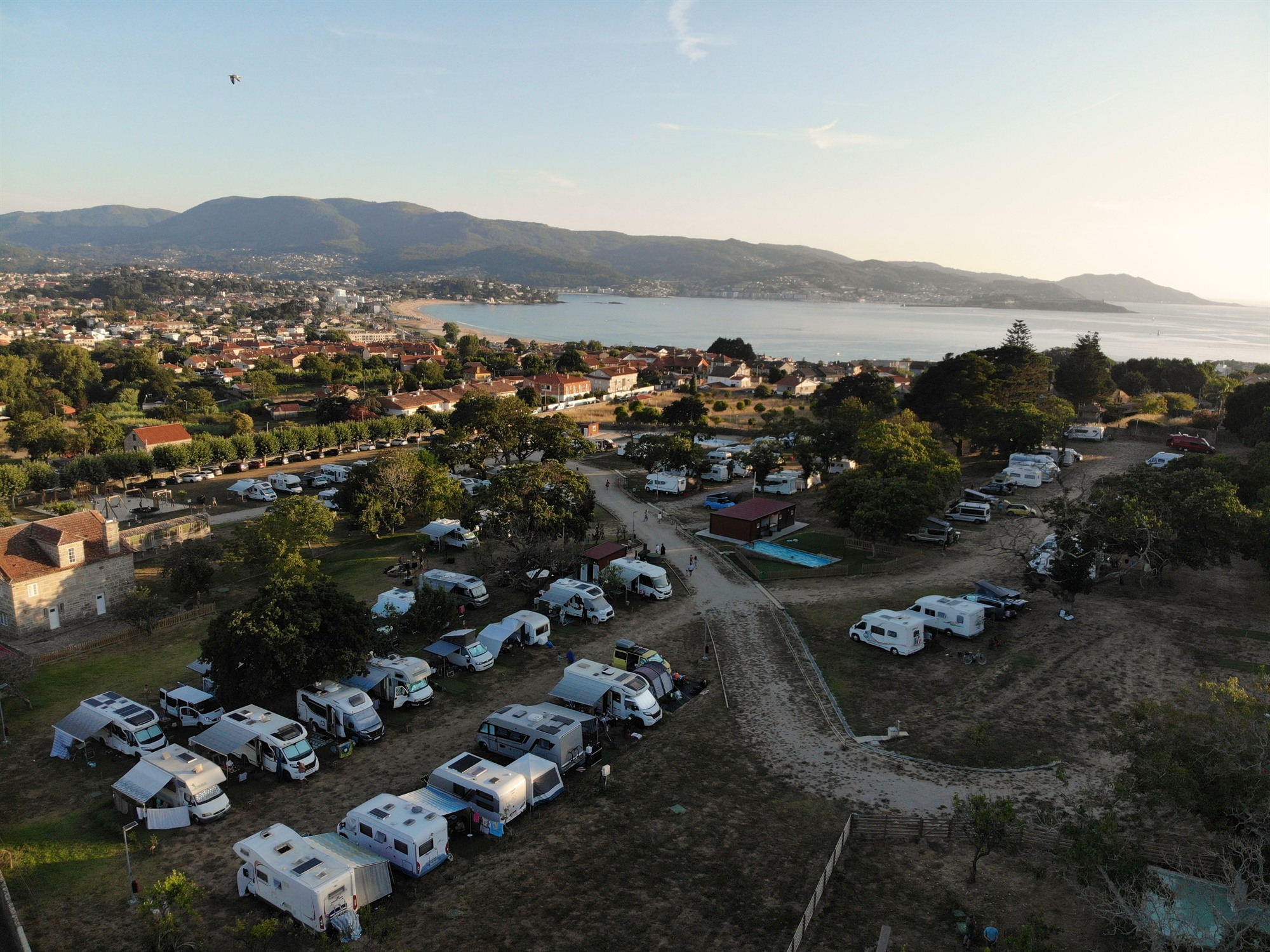 Vista aérea de las plazas de Ledicia Camper Park con la playa y la ría de Panxón al fondo, en Nigrán