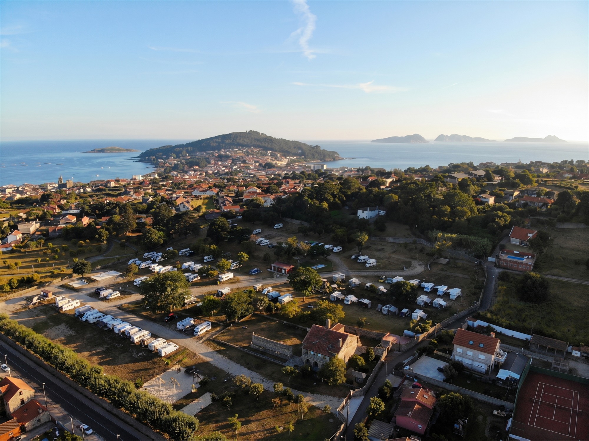 Vista aérea de Ledicia Camper Park en Panxón con Monte Ferro y las Islas Cíes en el horizonte